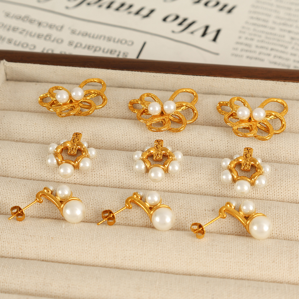 1 Pair Romantic Series Retro Flower Stainless Steel  Gold Color Plated Artificial Pearl Women's Stud Earrings Picture4